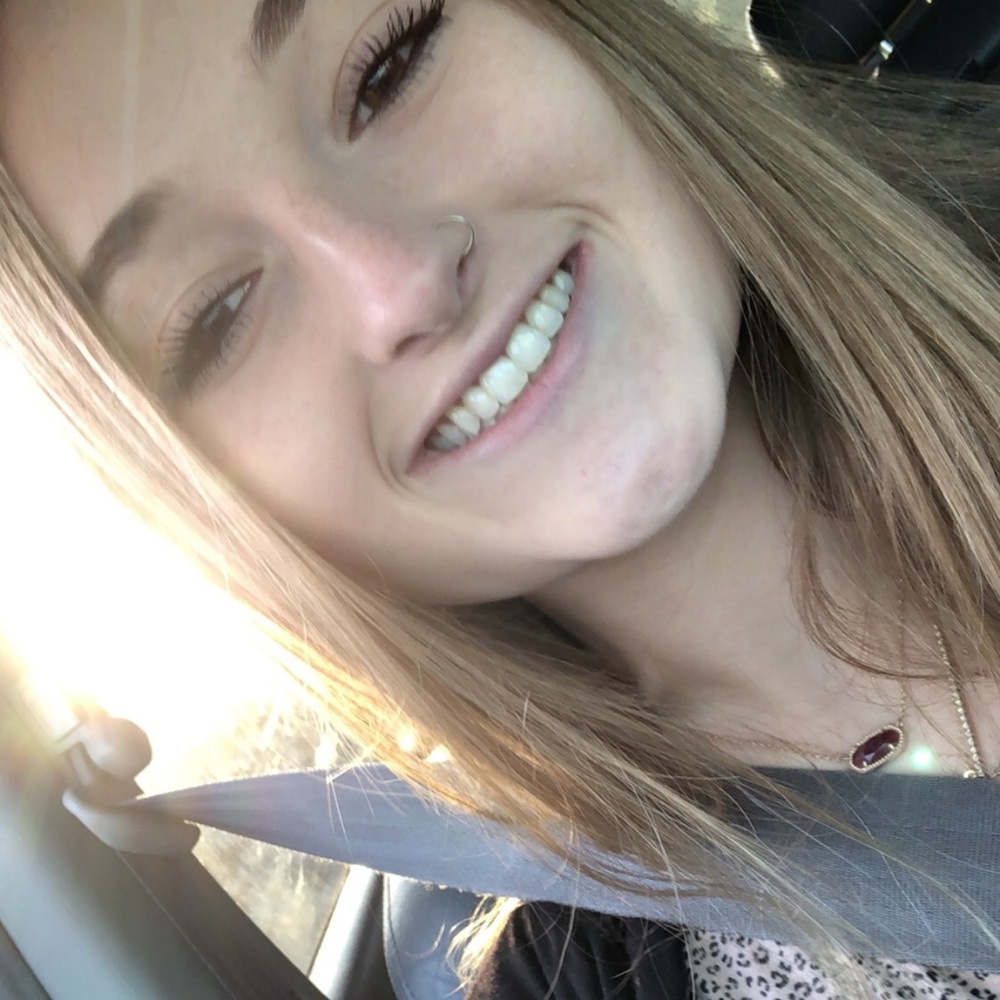 Hi fellow Poshers! Just a little about me(: